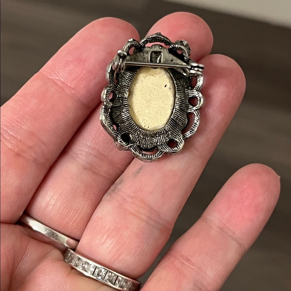 Vintage Ceramic Glazed Cameo Brooch - Picture 4 of 7